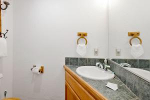 uma casa de banho com um lavatório e um espelho em 2195-Slopeside Views Chalet home em Big Bear Lake