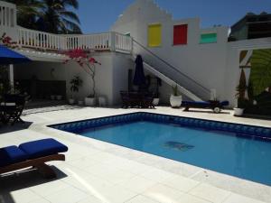 una piscina frente a un edificio con una casa en wonderful sea view San Andres island, en San Andrés