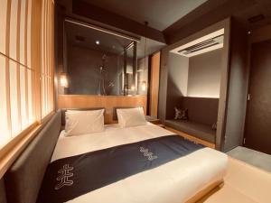 un grande letto in una stanza con finestra di Hotel Zagakukan a Hakone