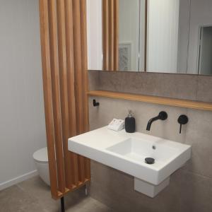 ein Badezimmer mit einem weißen Waschbecken und einem Spiegel in der Unterkunft Coolum Beach Resort in Coolum Beach