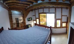 een slaapkamer met een bed en een raam bij MANGLARALTO BEACH SUITE'S in Montañita