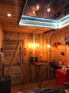 uma cozinha com paredes de madeira e uma porta de celeiro em Cabana da Árvore - ForestPlace em Monte Verde