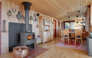 Kuchyň nebo kuchyňský kout v ubytování 2 Bedroom Gorgeous Home In Ebeltoft
