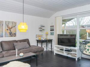 FjerbækにあるHoliday Home Lyngvej IVのリビングルーム(ソファ、薄型テレビ付)