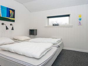 FjerbækにあるHoliday Home Lyngvej IVの白い部屋 ベッド2台 窓付
