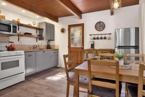 eine Küche mit grauen Schränken und einem Holztisch in der Unterkunft 2216-Your Happy Place home in Big Bear Lake