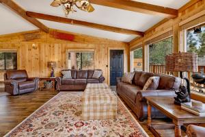 een woonkamer met lederen meubels en houten wanden bij 2053-Happy Bear home in Big Bear Lake