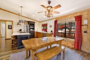 een keuken met een houten tafel en een plafondventilator bij 2053-Happy Bear home in Big Bear Lake