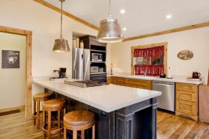 een keuken met een groot eiland met barkrukken bij 2053-Happy Bear home in Big Bear Lake