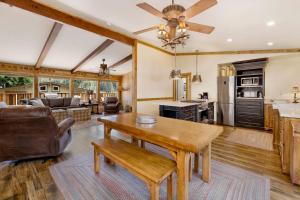 een keuken en een woonkamer met een houten tafel bij 2053-Happy Bear home in Big Bear Lake