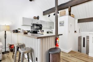 uma cozinha com um balcão e alguns bancos num quarto em 2125-Switzerland Slopes townhouse em Big Bear Lake