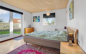 een slaapkamer met een bed en een groot raam bij 3 Bedroom Gorgeous Home In Kalvehave in Kalvehave