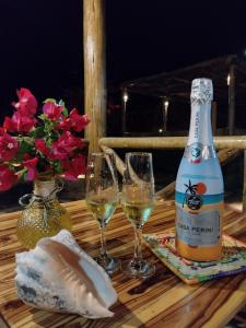 una bottiglia di vino e due bicchieri su un tavolo di Chaleville Coqueiro 3201 - Luis Correia Piaui a Luis Correia