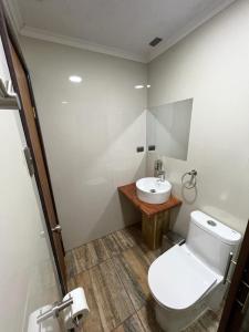 a bathroom with a toilet and a sink at Hospedaje Santa Barbara in Santa Bárbara