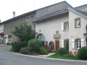 una gran casa blanca sentada al lado de una calle en Gîte Repaix, 5 pièces, 8 personnes - FR-1-584-45 