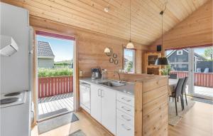 eine Küche mit Spüle und Kühlschrank in der Unterkunft 2 Bedroom Nice Home In Hemmet in Hemmet