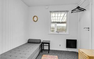 una camera con un letto e una sedia e una finestra di 3 Bedroom Gorgeous Home In Haderslev a Haderslev