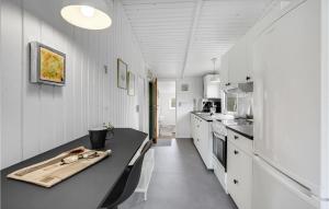 Kuchyň nebo kuchyňský kout v ubytování Cozy Home In lbk With Wifi