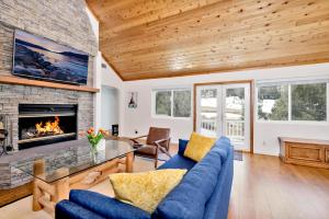 sala de estar con sofá azul y chimenea en 2010-Lassen Paradise home, en Big Bear Lake