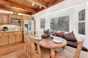 cocina y sala de estar con mesa y sofá en 2010-Lassen Paradise home, en Big Bear Lake