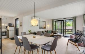 comedor y sala de estar con mesa y sillas en Stunning Home In Ebeltoft With Wifi, en Ebeltoft