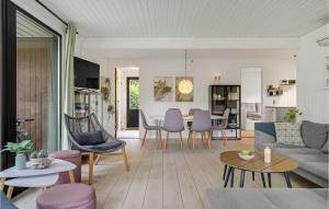 sala de estar con sofá y mesa en Stunning Home In Ebeltoft With Wifi, en Ebeltoft