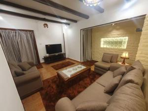 - un salon avec un canapé et une télévision dans l'établissement Cozzy home with private entrance, au Caire