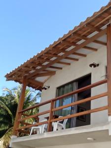 una terraza con pérgola en una casa en Suíte Ilhinha II em condomínio na Praia do Perequê en Ilhabela