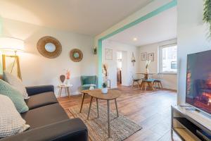 ein Wohnzimmer mit Sofa und Fernseher in der Unterkunft La Maison Bohème - Proche Thionville, Metz, Luxembourg in Serémange-Erzange