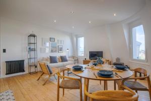 Televízia a/alebo spoločenská miestnosť v ubytovaní La Villa Suzanne - Two Bedrooms - Deauville Beach