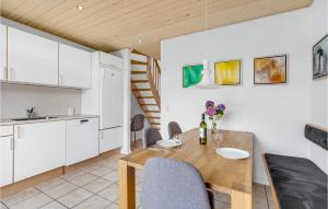 uma cozinha e sala de jantar com mesa e cadeiras em Lovely Home In Nrre Nebel With Wifi em Nørre Nebel