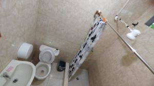 y baño con aseo y sombrilla. en BAMBU HOSTEL, en David 33 fotos más