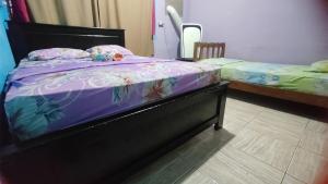 Tempat tidur dalam kamar di BAMBU HOSTEL