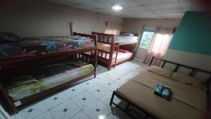 Tempat tidur dalam kamar di BAMBU HOSTEL