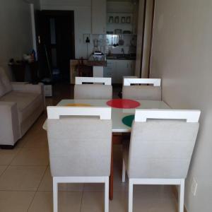 Habitación con mesa, sillas y sofá en Pequeno Paraiso, en Salvador