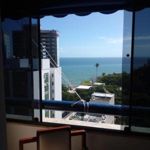 una ventana con vistas al océano desde un edificio en Pequeno Paraiso, en Salvador