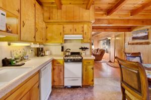 - une cuisine avec des placards en bois et une cuisinière dans l'établissement 2095-Paradise in Cedar home, à Big Bear Lake