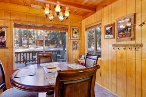 d'une salle à manger avec une table, des chaises et une fenêtre. dans l'établissement 2095-Paradise in Cedar home, à Big Bear Lake