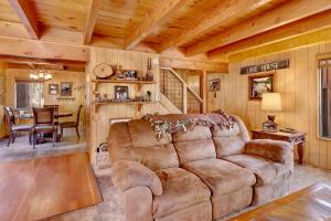 - un salon avec un canapé et une salle à manger dans l'établissement 2095-Paradise in Cedar home, à Big Bear Lake