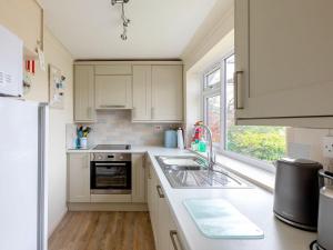 A cozinha ou cozinha compacta de Estuary House Flat 3