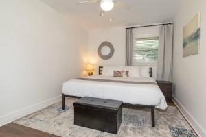 ein Schlafzimmer mit einem großen Bett und einem Fenster in der Unterkunft The Azalea House - modern ranch with king beds in central PTC in Peachtree City