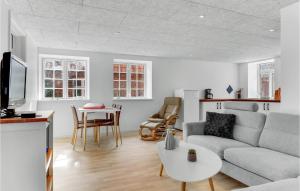 Posezení v ubytování Pet Friendly Home In Højer With Kitchen