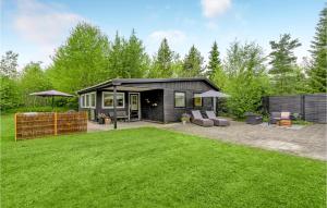 Zahrada ubytování Pet Friendly Home In Hals With Kitchen
