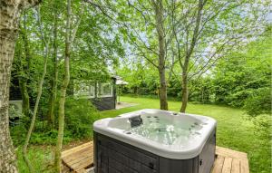 Zahrada ubytování Pet Friendly Home In Hals With Kitchen