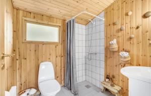 Koupelna v ubytování Pet Friendly Home In Hals With Kitchen