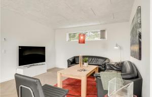 uma sala de estar com um sofá de couro e uma mesa em Awesome Home In Nibe With Kitchen em Nibe
