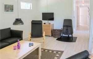 ein Wohnzimmer mit zwei Stühlen und einem Fernseher in der Unterkunft Lovely Home In Aakirkeby With Kitchen in Vester Sømarken + 7 Fotos