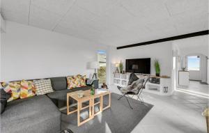 sala de estar con sofá y mesa en Nice Home In Harbore With Wifi, en Harboør