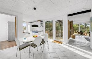 cocina y comedor con mesa blanca y sillas en Nice Home In Harbore With Wifi, en Harboør