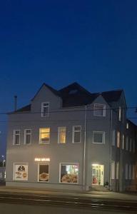 a large white building on the side of a street at 5Minuten von der City entfernte Wohnung mit Parkpl in Bielefeld